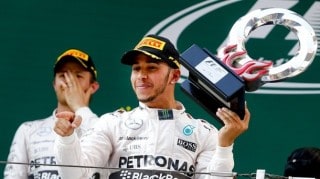 lewis-hamilton-darf-sich-ueber-einen-klaren-sieg-freuen-nico-rosberg-gefaellt-der-zweite-rang-gar-nicht-