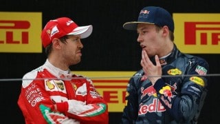 sebastian-vettel-li-und-daniil-kvyat-zoffen-sich-auf-dem-podium-von-shanghai-