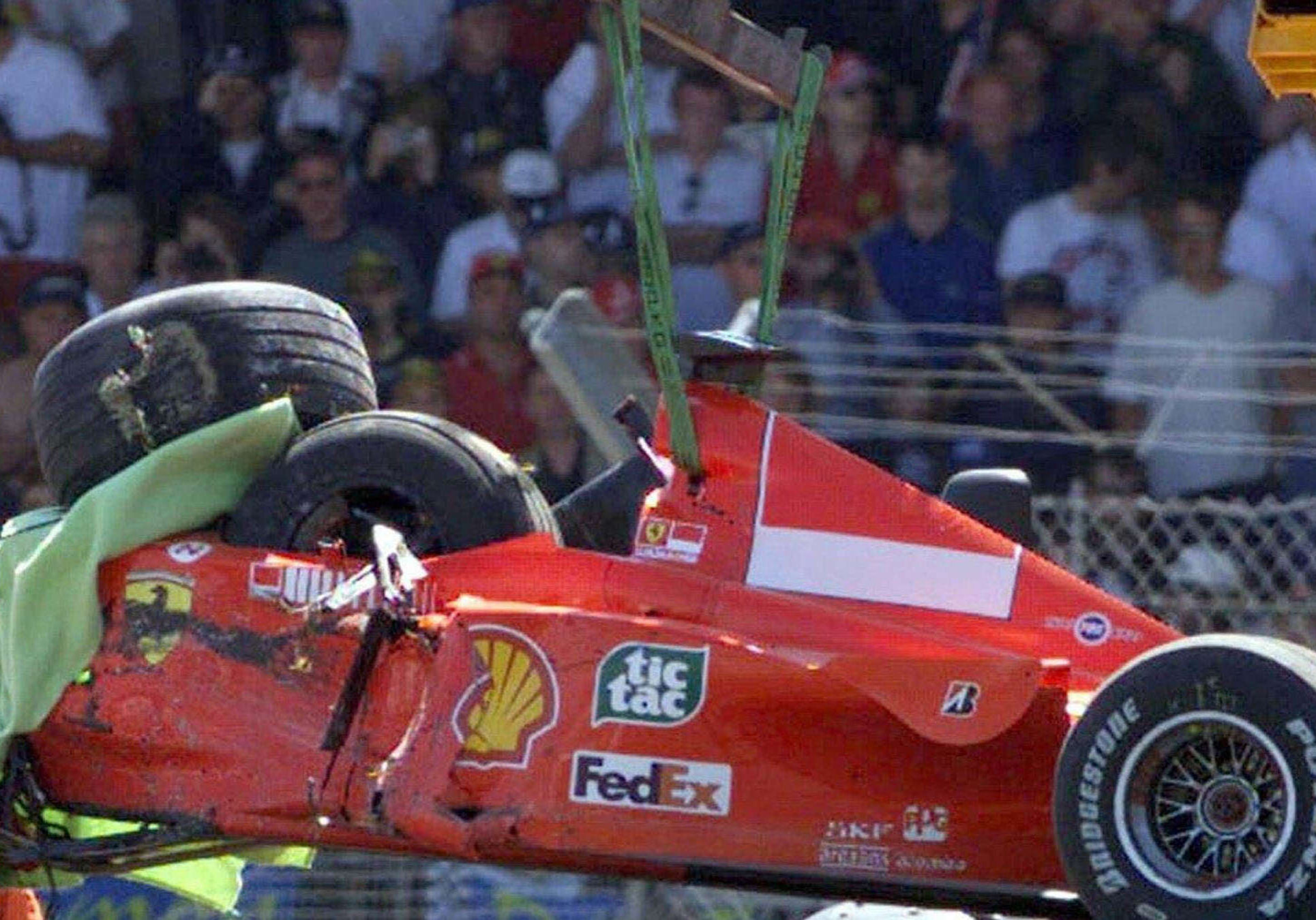 174173907-michael-schumacher-silverstone-unfall-3iea