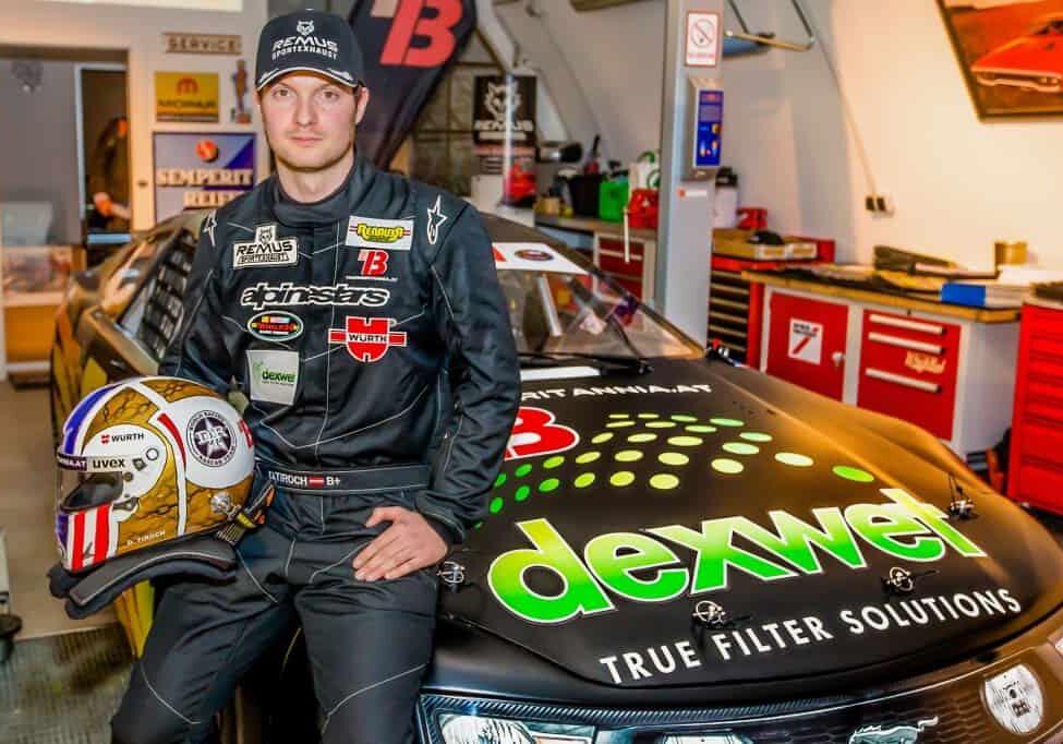 Der austro-amerikanische Filterhersteller dexwet international AG steigt in den Motorsport ein, um seine Technologie unter anspruchsvollen Bedingungen zu testen. Grundlage dafür ist eine Partnerschaft mit dem niederösterreichischen Rennstall RENAUER MOTORSPORT. Im Bild: DEXWET-Pilot Dominik Tiroch.