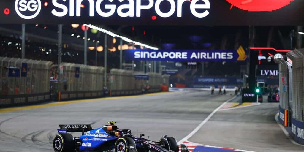 SINGAPORE, SINGAPORE - OCTOBER 05: Carlos Sainz of Spain driving the (55) Williams FW47 Mercedes on track during to the F1 Grand Prix of Singapore at Marina Bay Street Circuit on October 05, 2025 in Singapore, Singapore. (Photo by Bryn Lennon/Getty Images)