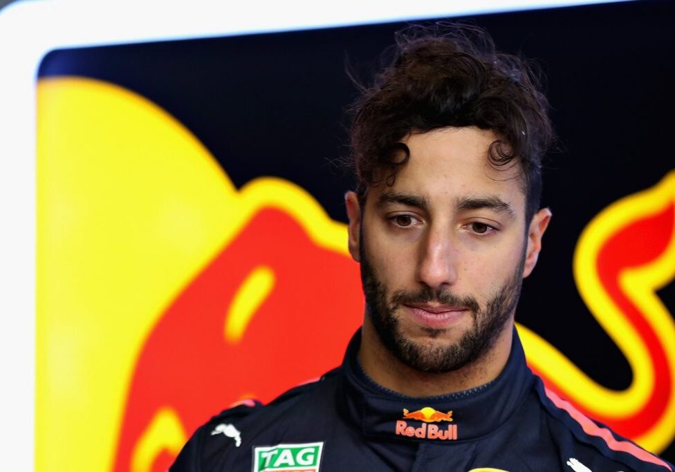 Daniel-Ricciardo-F1-2018-looking-down-and-sad