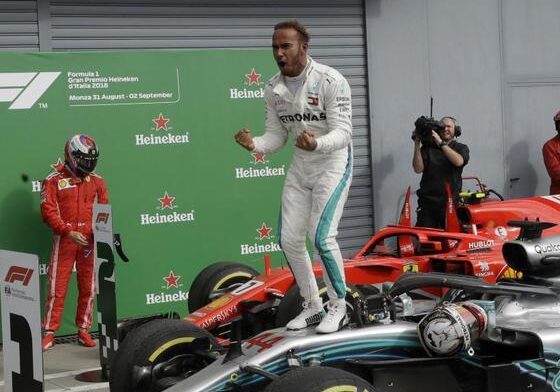 Lewis Hamilton (r) hat mit dem Sieg in Monza seine WM-Führung auf 30 Punkte ausgebaut. Foto: Luca Bruno/AP