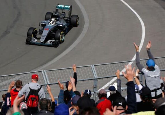 Lewis-Hamilton-Mercedes-GP-Kanada-Montreal-Freitag-10-6-2016-articleDetail-a6b759de-956132