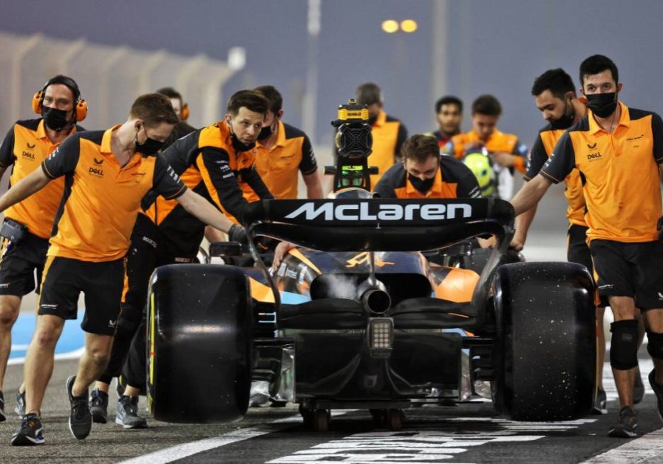 McLaren-mechanics-wheel-the-car-back-planetF1