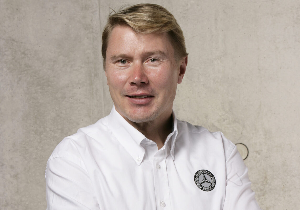 Mika Häkkinen. Rennfahrer und zweimaliger Weltmeister auf Mercedes-Benz (1998 und 1999). 

Mika Häkkinen. Racing driver and world champion on Mercedes-Benz (1998 and 1999).