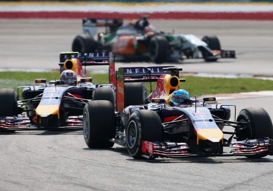 KUALA LUMPUR, MALAYSIA - MARCH 30:  Daniel Ricciardo of Australia and Infiniti Red Bull Racing and Sebastian Vettel of Germany and Infiniti Red Bull Racing race during the Malaysia Formula One Grand Prix at the Sepang Circuit on March 30, 2014 in Kuala Lumpur, Malaysia.  (Photo by Mark Thompson/Getty Images) *** Local Caption *** Daniel Ricciardo; Sebastian Vettel