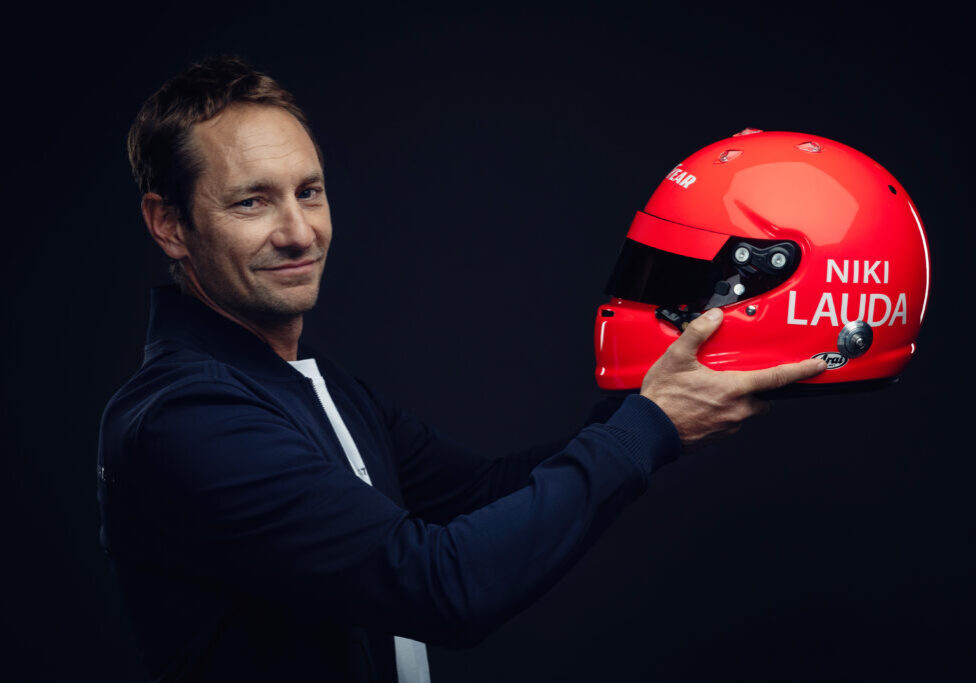 Mathias Lauda (ausgestattet von Alpha Tauri) während ServusTVs Formel-1--Saisonauftakt-Shooting in der Red Bull Arena, Wals-Siezenheim, Salzburg, Österreich, am 29. Februar 2024