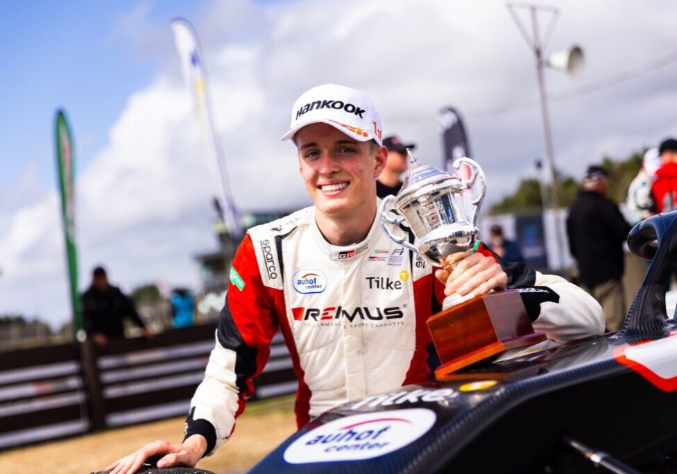 Picture_2_-_Charlie_Wurz_with_the_Spirit_of_a_Nation_Cup