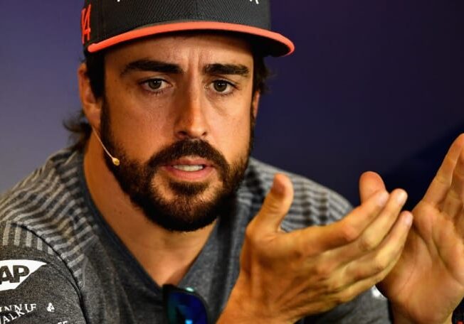 alonsohands_gettyimages_danmullan-750x456