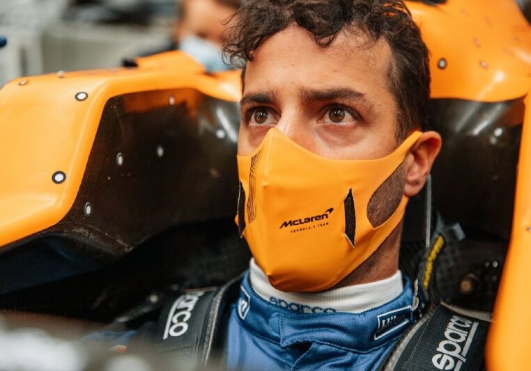 erste-sitzprobe-im-mcl35m-daniel-ricciardo-besucht-mclaren-werk-21020405