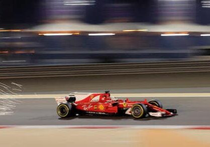 dpatopbilder - Motorsport: Formel-1-Weltmeisterschaft, Freies Training, Grand Prix von Bahrain am 14.04.2017 in as-Sachir (Bahrain). Funken fliegen aus dem Ferrari von Sebastian Vettel vom Team Scuderia Ferrari auf der Rennstrecke. Der Große Preis von Bahrain findet am 16.04.2017 statt. Foto: Hassan Ammar/AP/dpa +++(c) dpa - Bildfunk+++
