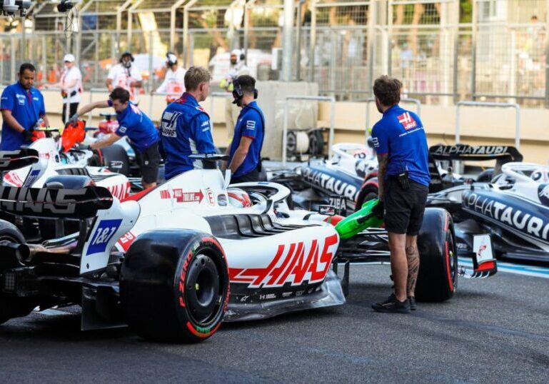 haas-pit-lane-queue-with-an-alphatauri-planetf1-1200x630