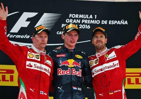 max-verstappen-mitte-geniesst-den-moment-auf-dem-podium-zwischen-kimi-raeikkoenen-li-und-sebastian-vettel-