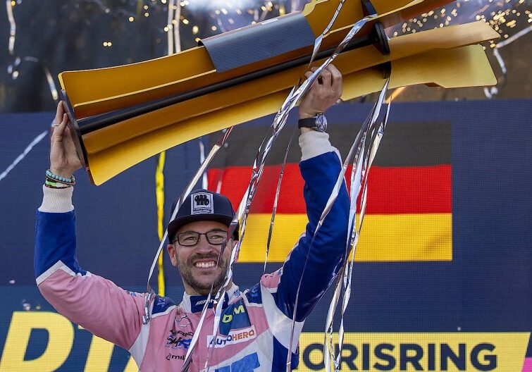 mit-der-trophaee-in-den