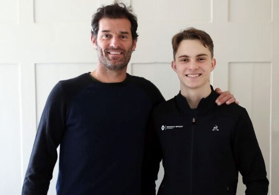 piastri-sign-with-mark-webber.2