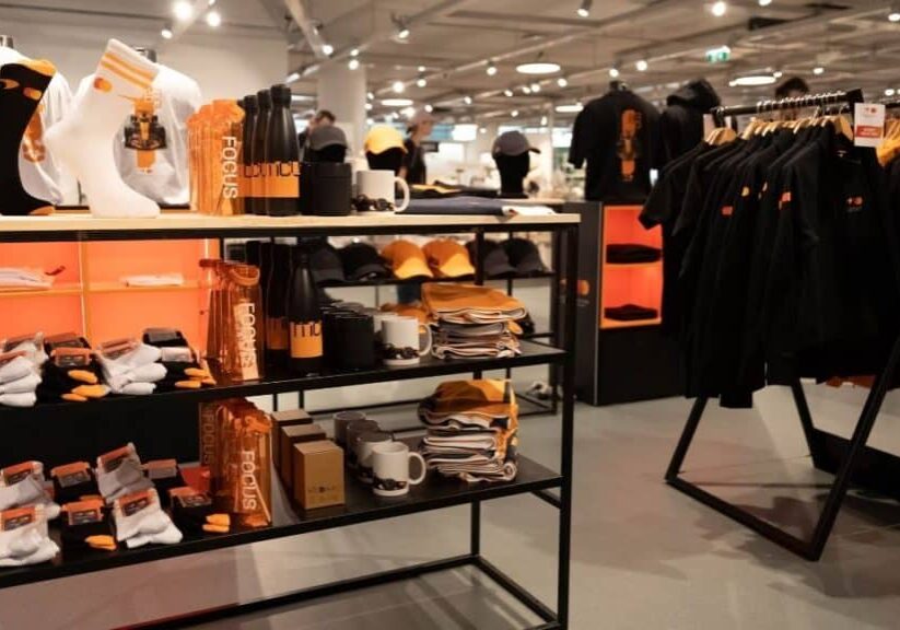 sportsbusiness.at-Mastercard-McLaren-Pop-up-Store-1