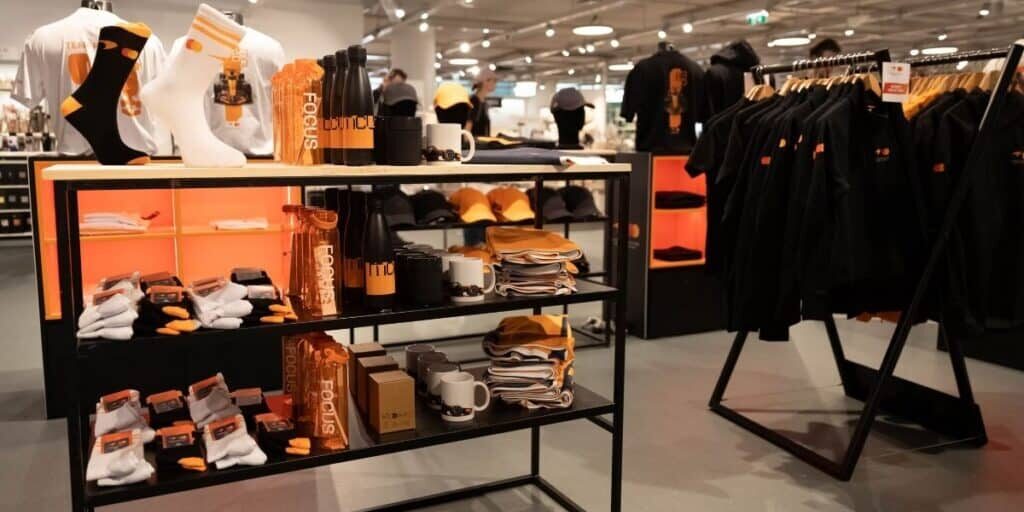 sportsbusiness.at-Mastercard-McLaren-Pop-up-Store-1